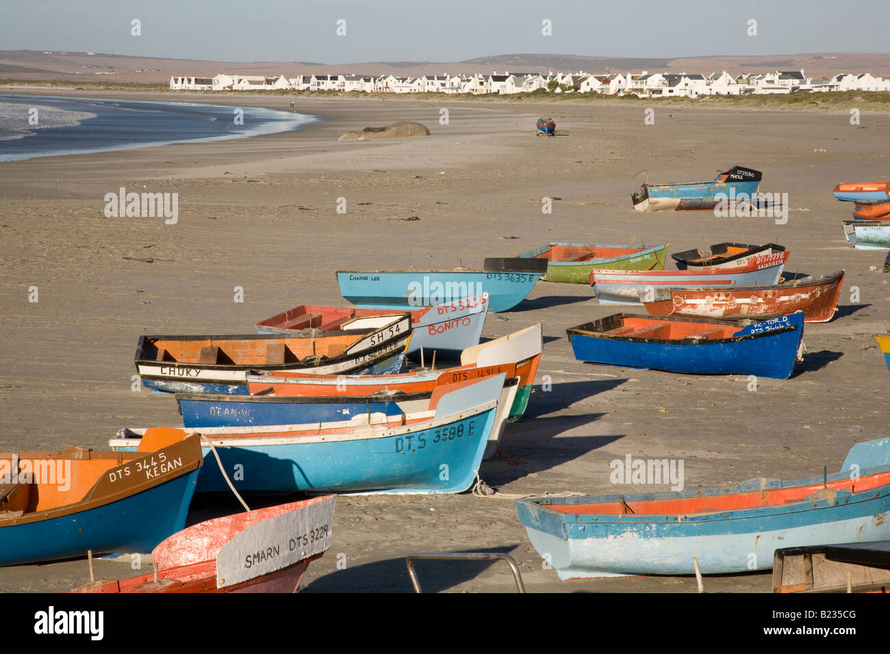 Bakkie Boote am Strand von Paternoster Western Cape Südafrika hochgezogen Stockfoto