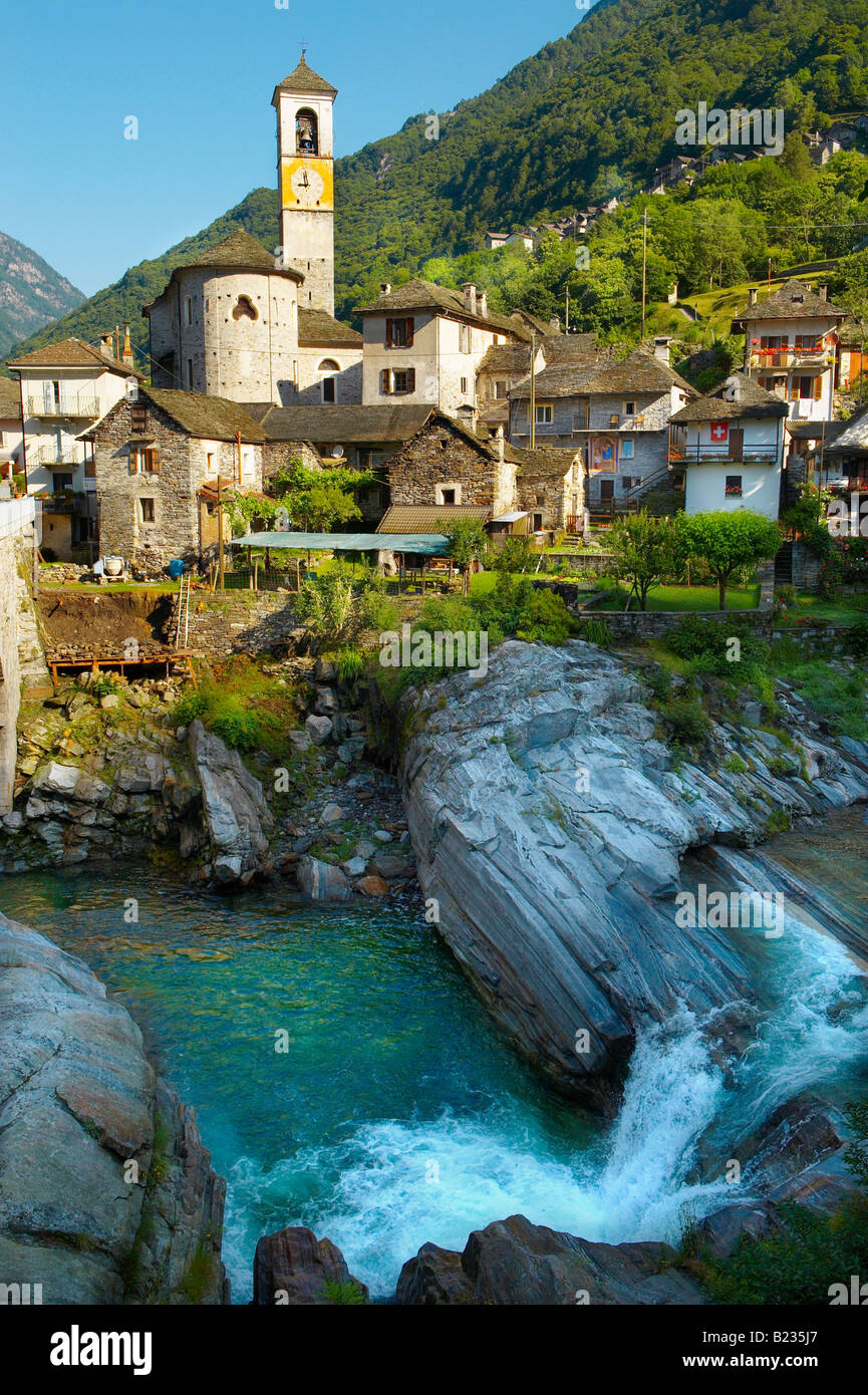 Urigen Dorf von Lavertezza mit Stein Häuser und Kirche - Val Verzasca, Ticino, Alpen, Stockfoto