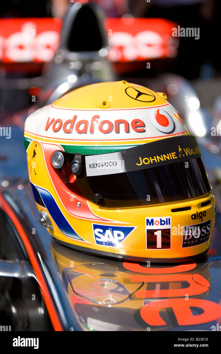 Formel 1Lewis Hamilton auf Mclaren Auto Helm Stockfoto