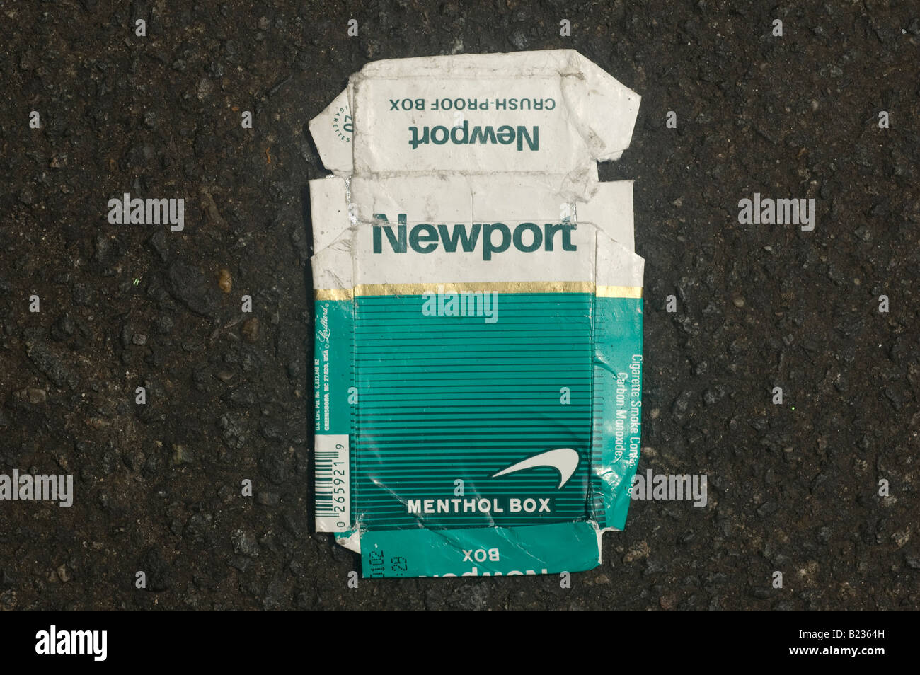 Eine leere Verpackung von Newport Menthol aromatisierte Zigaretten weggeworfen wird, auf der Straße Stockfoto