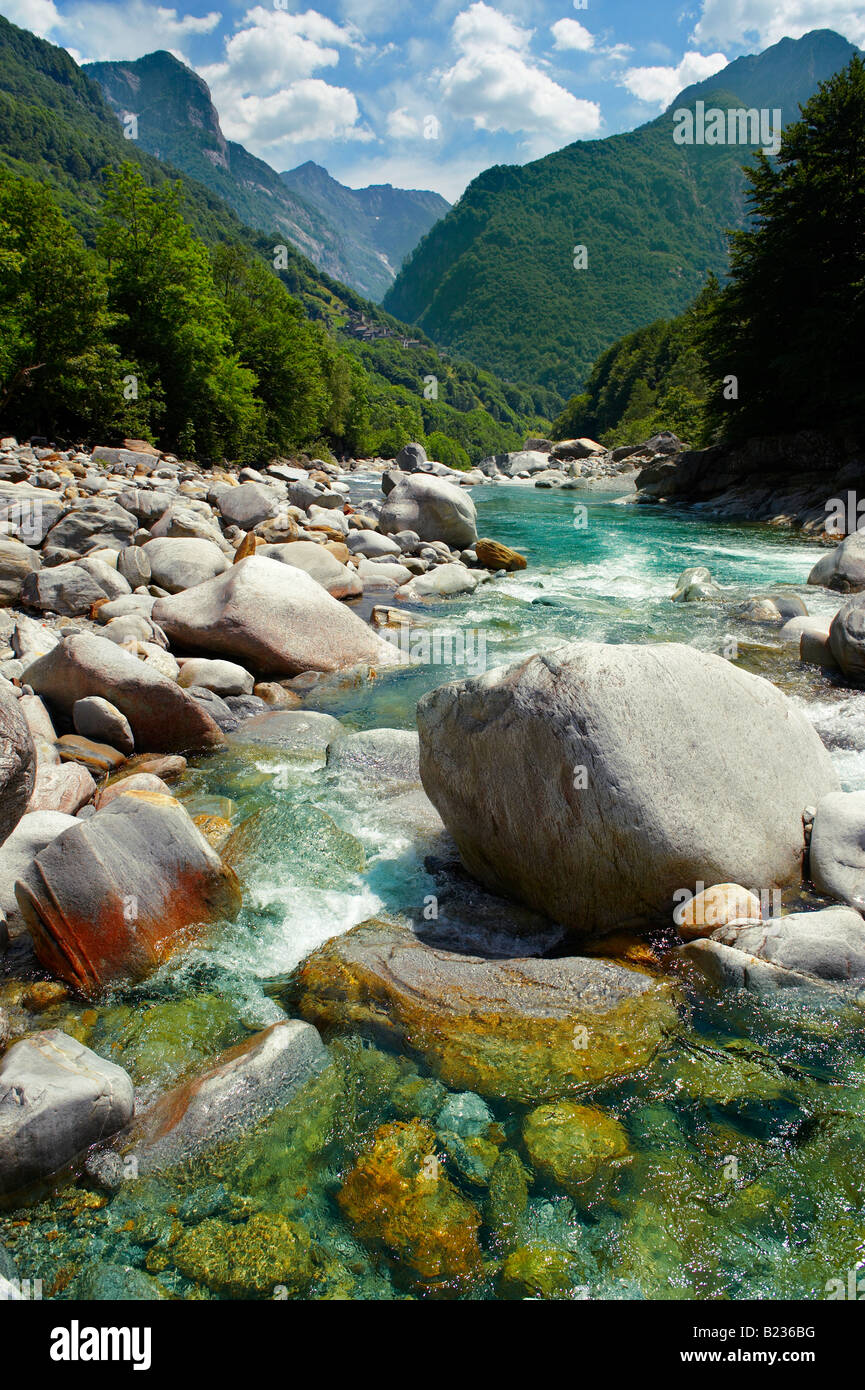 Steinen und Fluss im Val Verzasca, Tessin, Schweiz. Europa Stockfoto