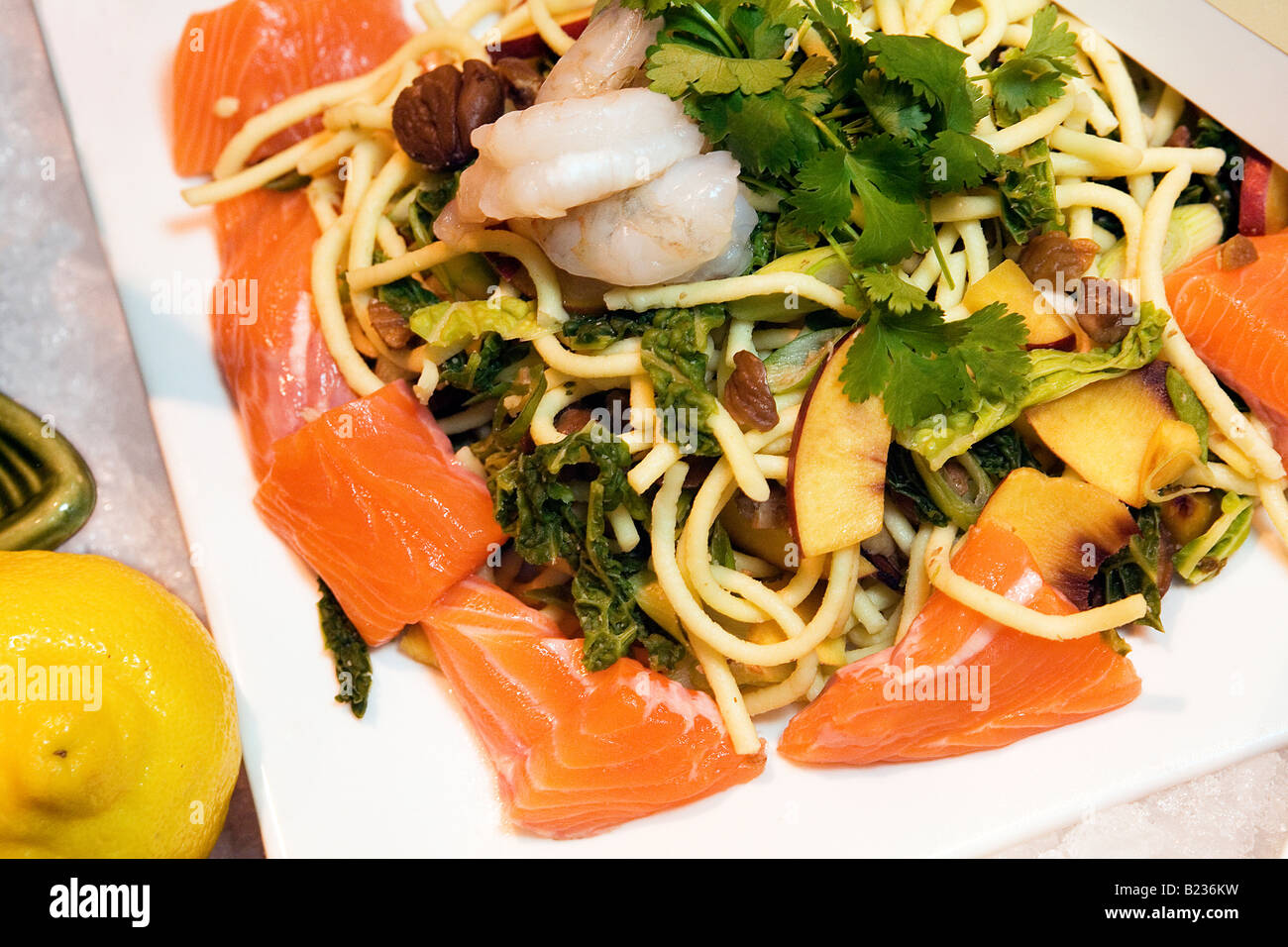 Bereit Wok-Gericht von gehackten Lachs Fisch Filets mit Spätzle (Spätzle) Kastanie und Nektarinen. Stockfoto