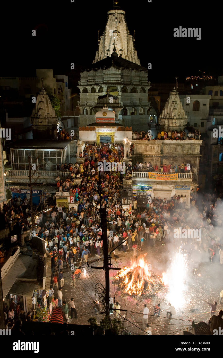 Lagerfeuer für das Festival von Holi, vor dem Jagdish Tempel in Udaipur, Rajasthan Indien Stockfoto