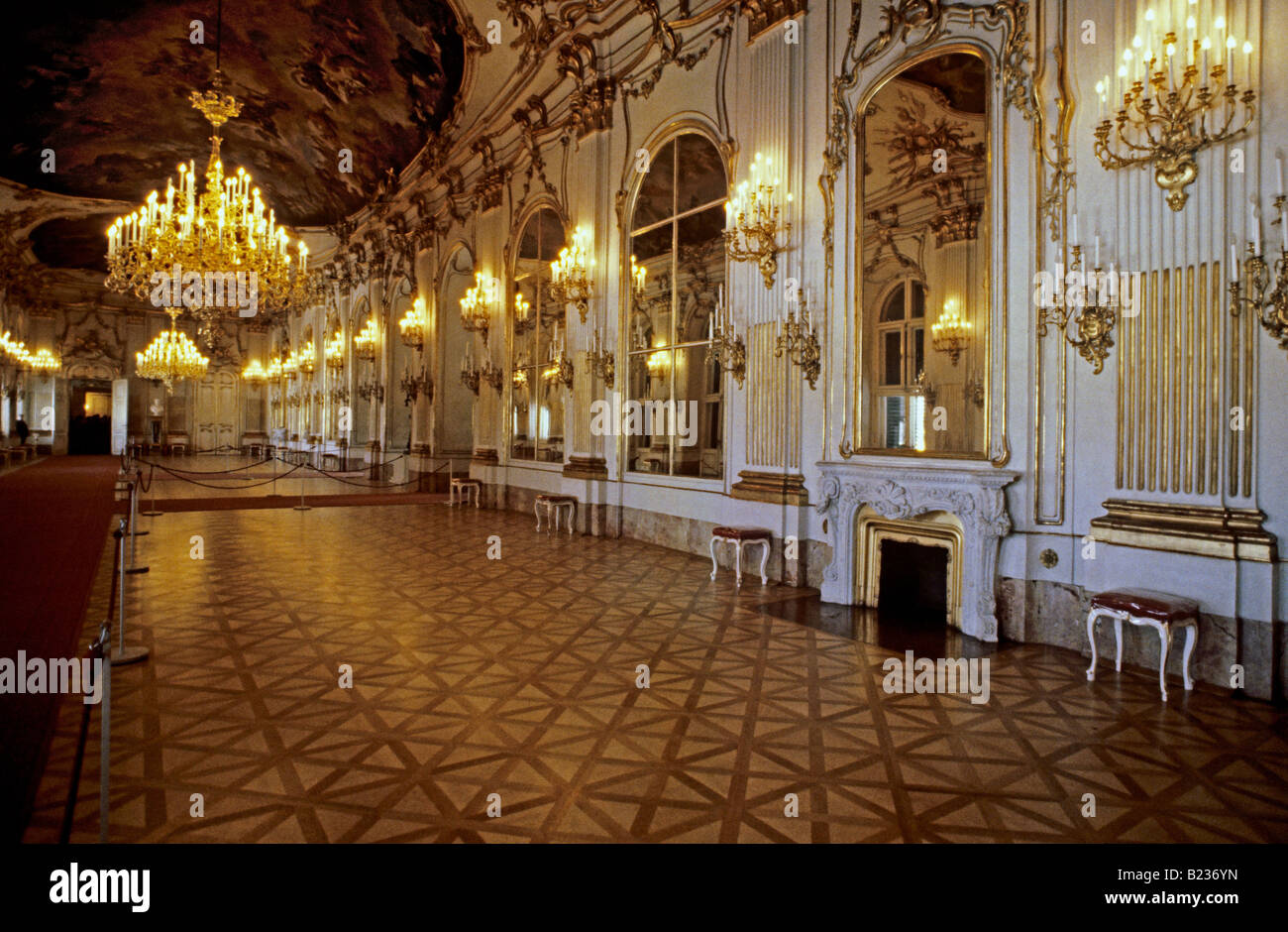 Die große Galerie, einer von vielen barocken, vergoldeten Räumen mit Spiegeln im Schloss Schönbrunn Wien Österreich Stockfoto