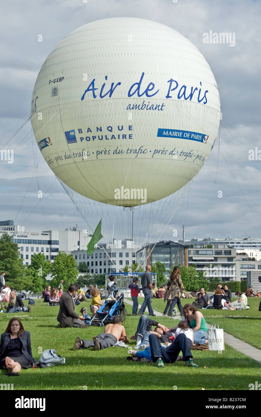 Paris Frankreich, Menschen entspannen im Garten, 'André Citro-en Parc' Helium Ballon, städtischer Spielplatz, Park, Luftverschmutzung Ballon, Luftqualität paris Stockfoto