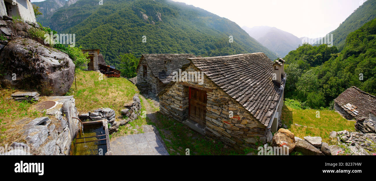 Rustikalen bäuerlichen Dorf von Corippo mit Stein Häuser und Kirche - Val Verzasca, Ticino, Alpen, Stockfoto