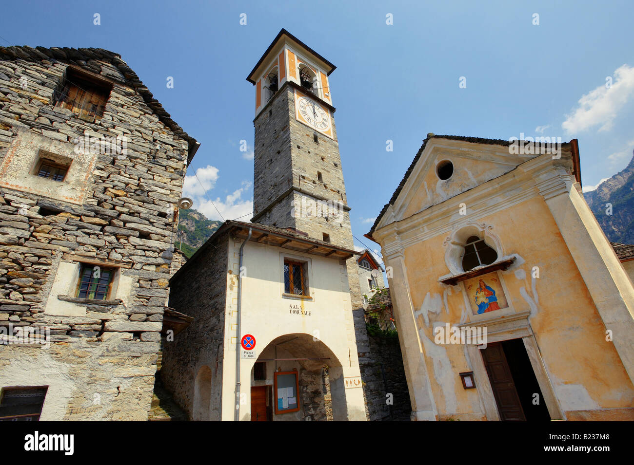 Rustikalen bäuerlichen Dorf von Corippo mit Stein Häuser und Kirche - Val Verzasca, Ticino, Alpen, Stockfoto