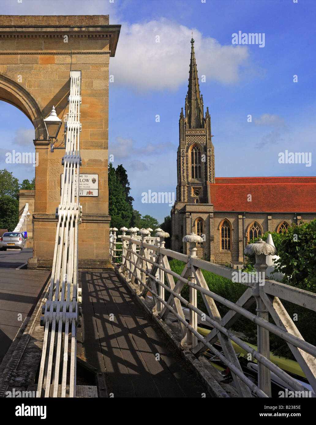MARLOW, BUCKINGHAMSHIRE, Großbritannien - 30. JUNI 2008: Bridge and All Saints Church at Marlow on the River Thames Stockfoto