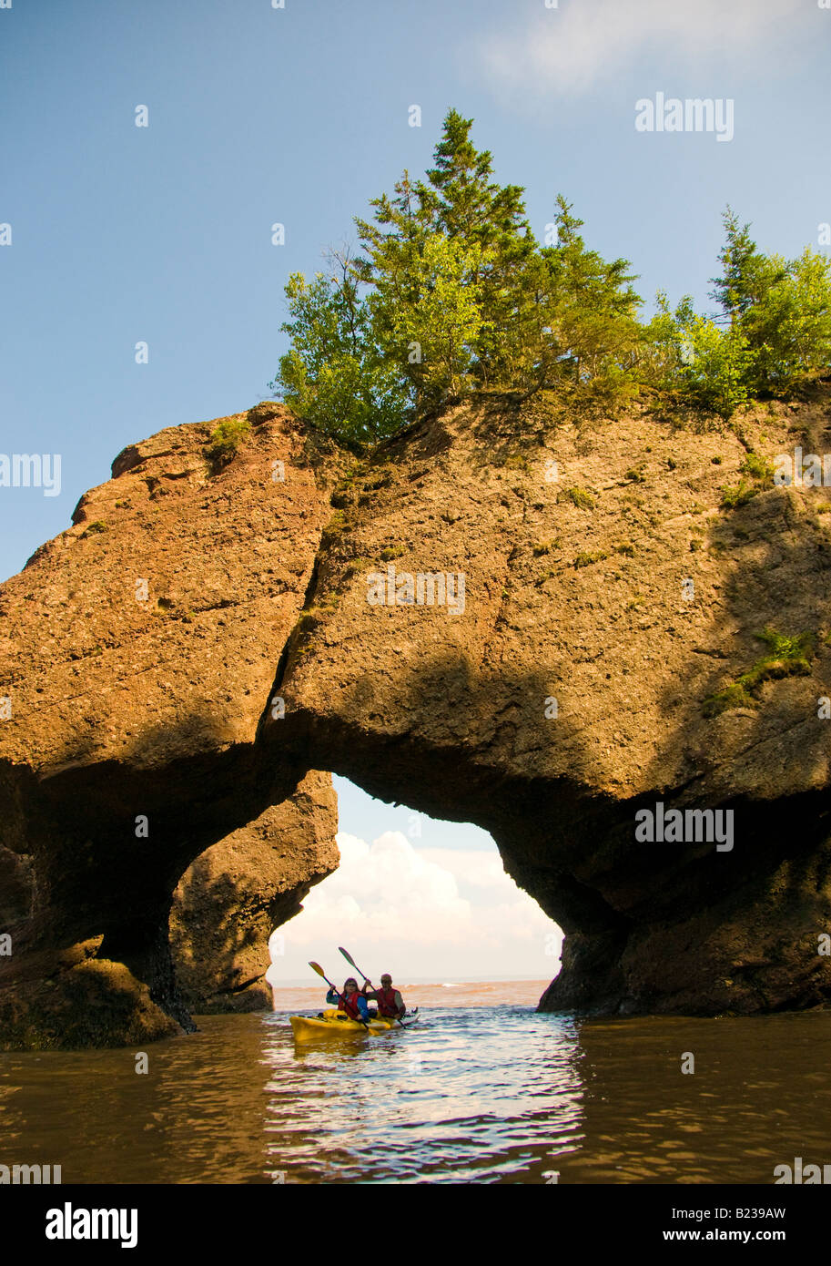 Kanada-New Brunswick-Kajakfahrer paddeln durch Hopewell Rocks bei Flut Bay Of Fundy Stockfoto