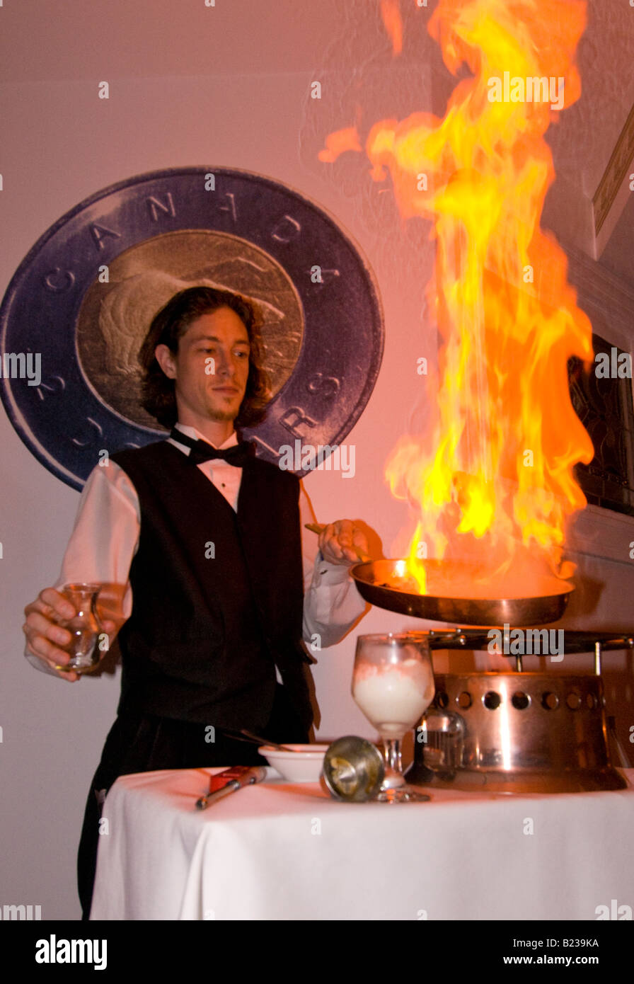 New Brunswick Kanada Koch bereitet flammende Bananen Foster Wüste Restaurant Le Chateau eine Pape-Moncton Stockfoto