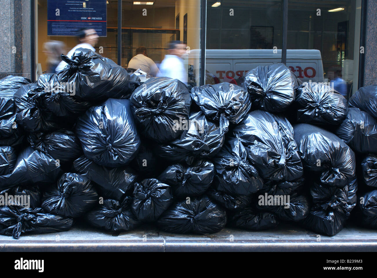 Schwarze Müllsäcke in der Innenstadt von Manhattan Stockfotografie - Alamy