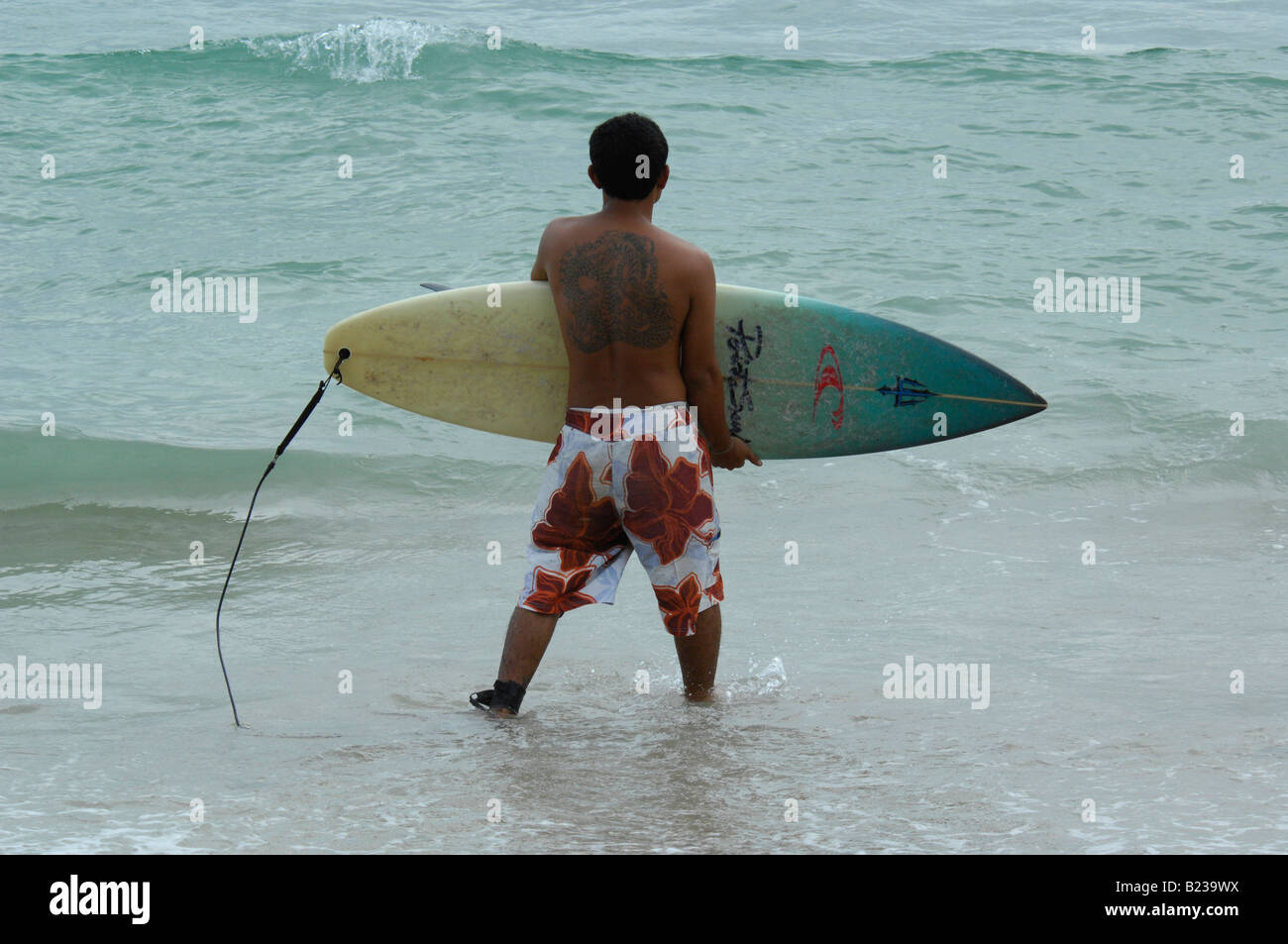 Surfer am Kalim Beach, nördlich von Patong, Phuket, thailand Stockfoto