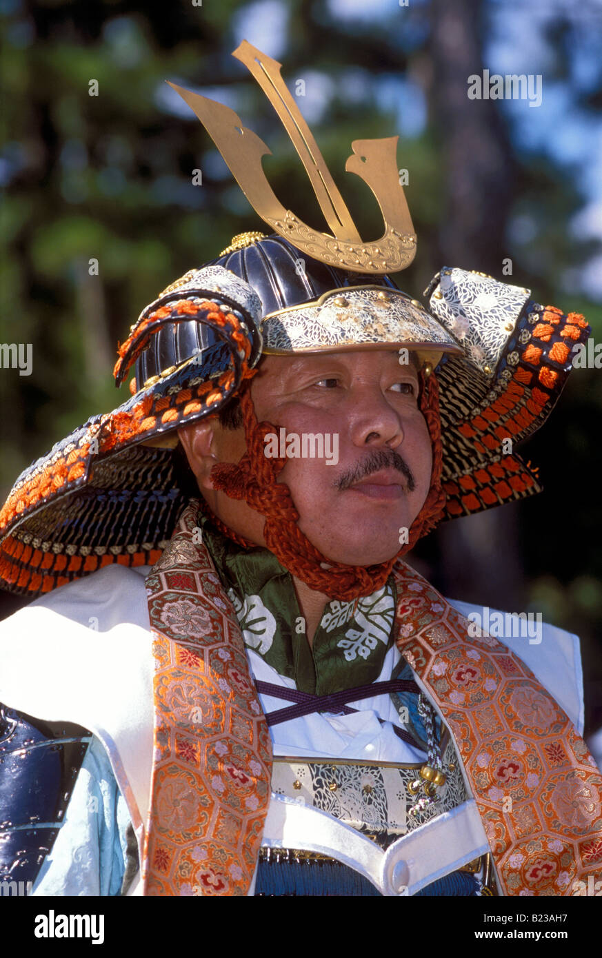 Samurai-Krieger tragen Rüstung und einen Helm mit Clan symbol Stockfoto