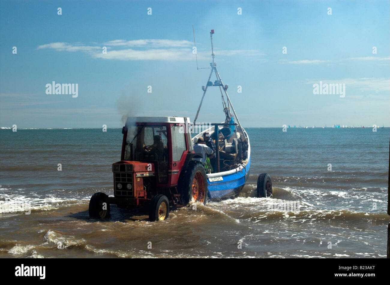 Traktor Lauching entgeisterung Boot auf das Meer zum Jahresbeginn eine Angeltour Stockfoto