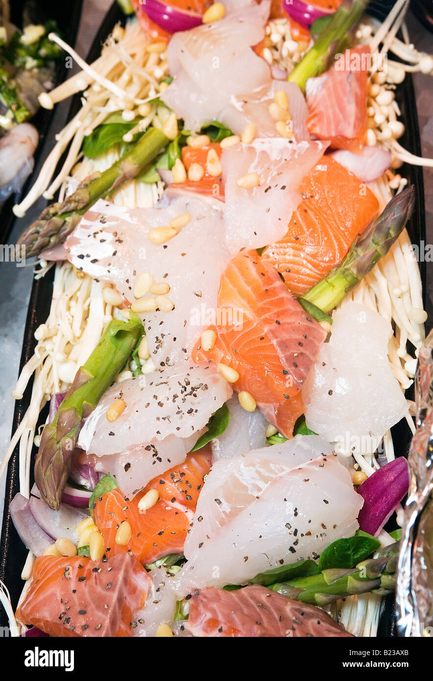 Bereit Gericht aus gehackten Kabeljau und Lachs Fischfilets mit Sprossen Pinea Nüssen und Spargel Sprossen für Wok-Gericht Stockfoto