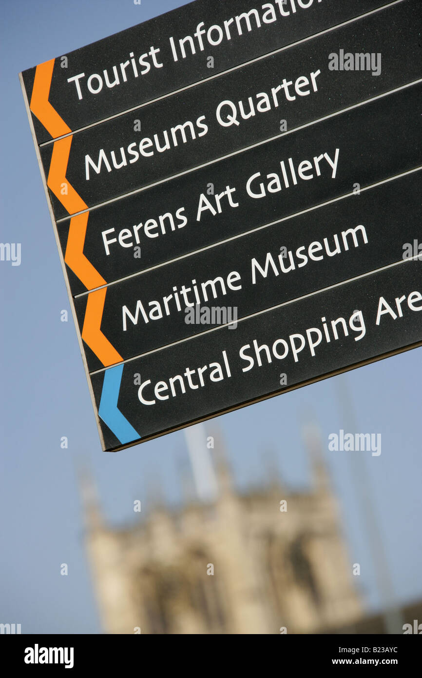 Stadt von Kingston upon Hull, England. Touristischer Wegweiser mit dem Turm der Pfarrkirche Heilige Dreifaltigkeit im Hintergrund. Stockfoto