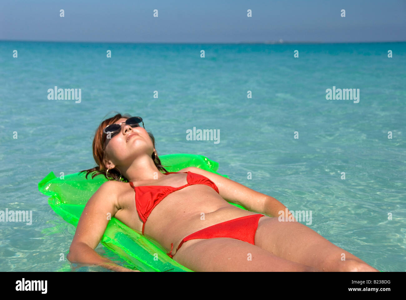 Sommerferien eine Frau auf Luftmatratze Stockfoto