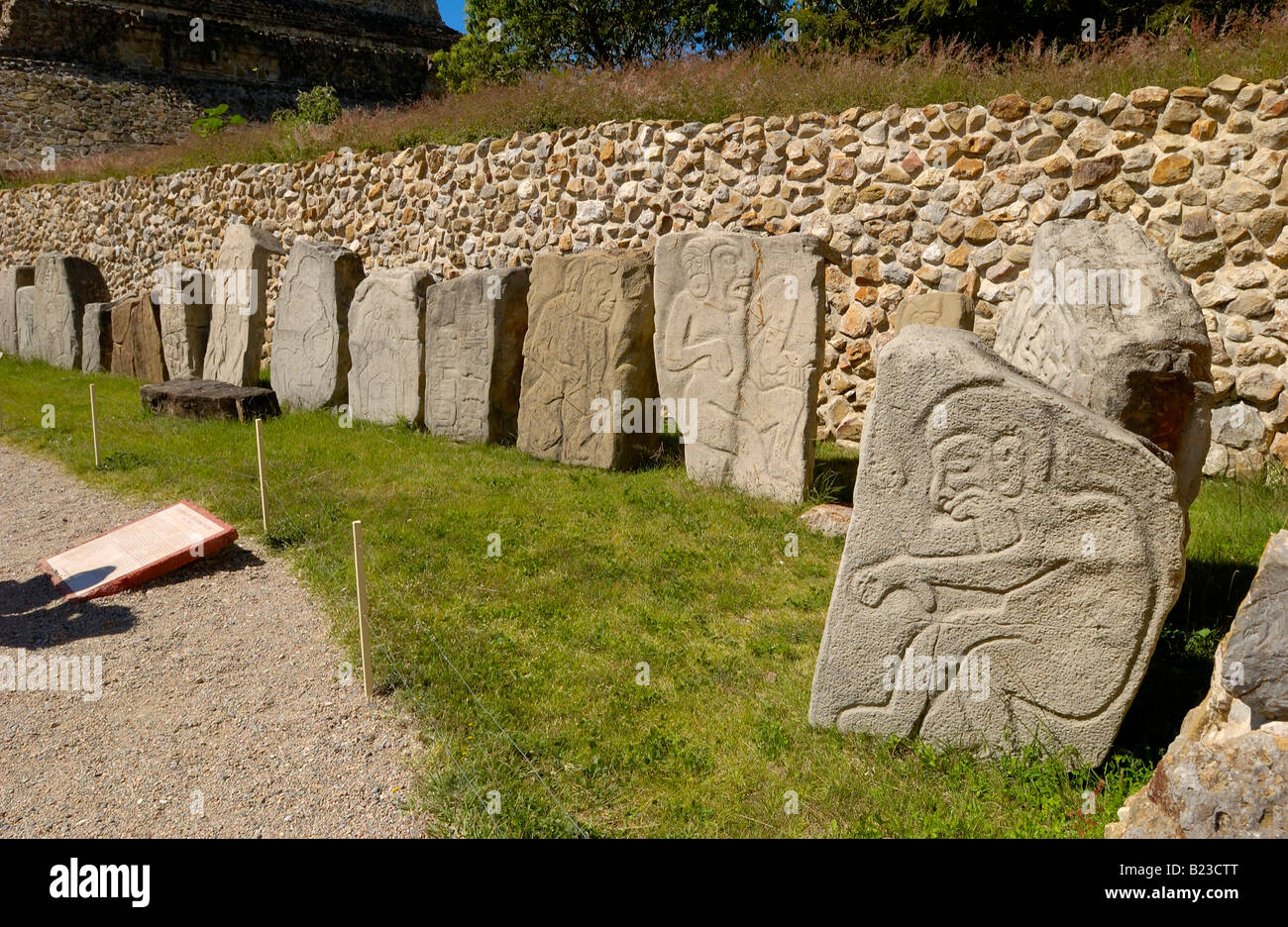 Bass Reliefs eingraviert auf Steinen, Los Danzantes, Monte Alban, Oaxaca, Mexiko Stockfoto