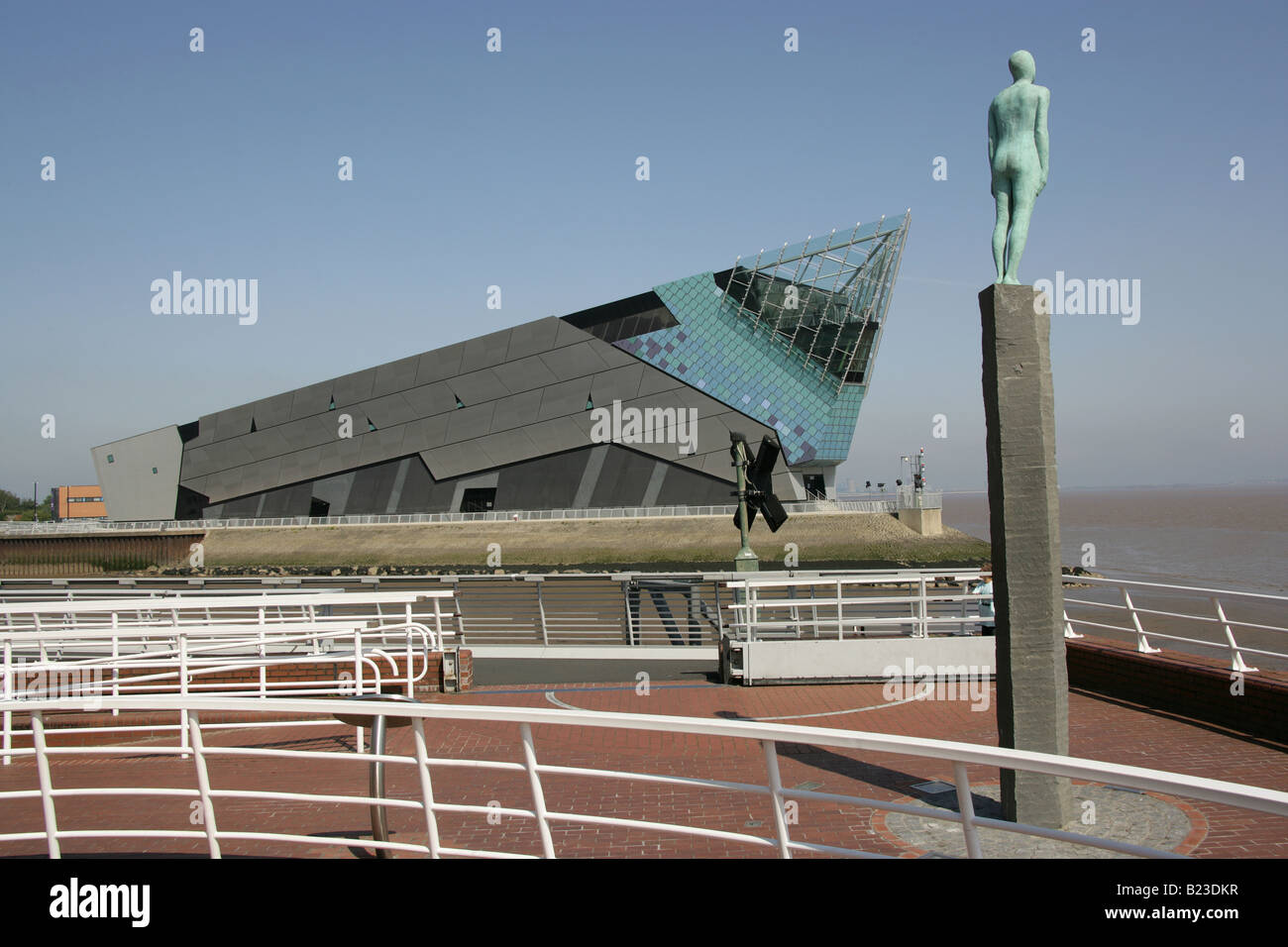 Stadt von Kingston upon Hull, England. Victoria Pier durch den Fluss Humber, mit der Reise-Statue und The Deep Aquarium. Stockfoto