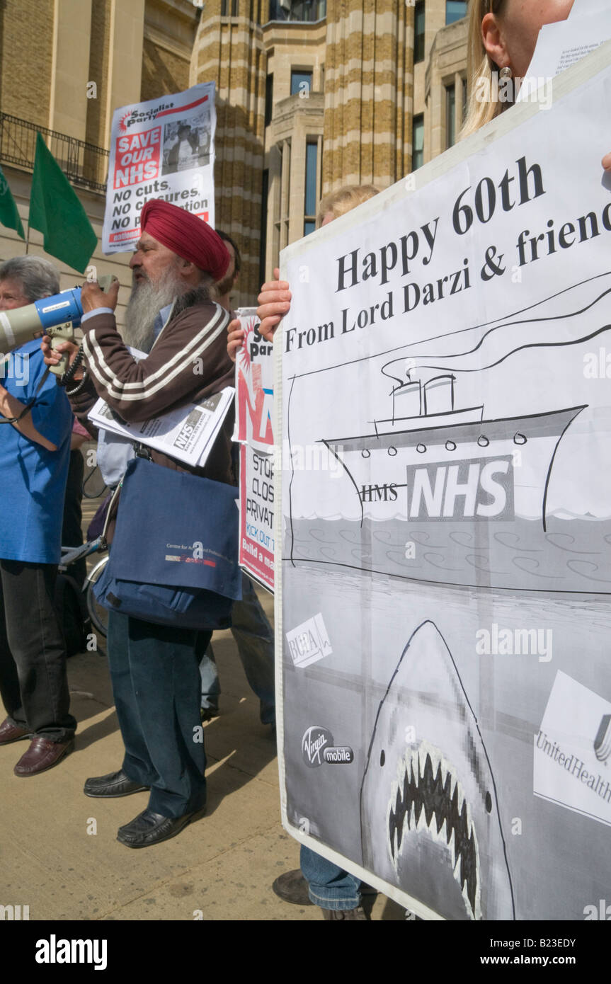 Sikh Mann spricht in London halten unsere NHS öffentlichen Demonstration gegen Privatisierung außerhalb NHS HQ in Whitehall Stockfoto