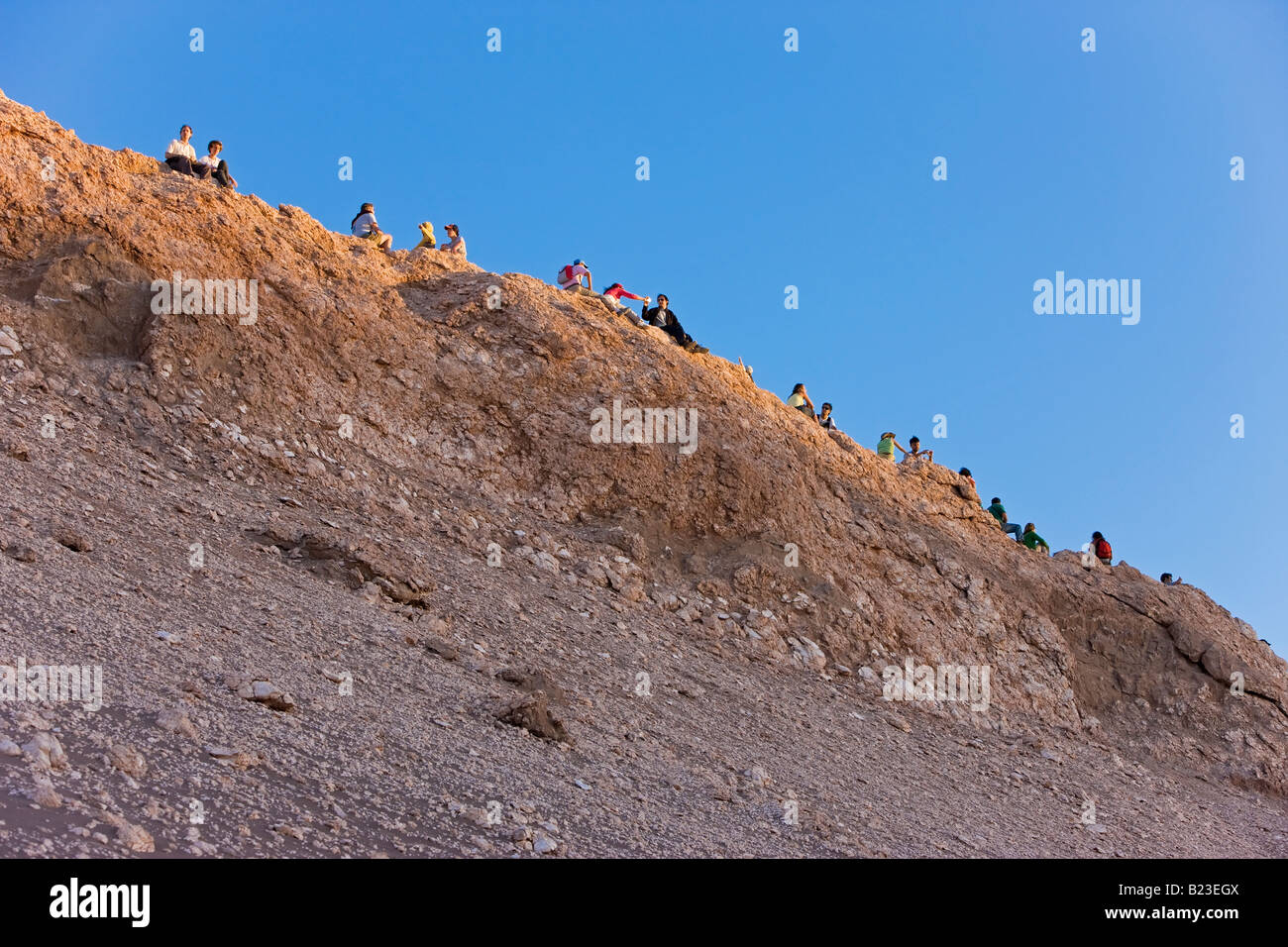 Südamerika Chile Norte Grande Atacama Wüste Valle De La Luna Valley der Mond Touristen warten auf den Vollmond steigen Stockfoto