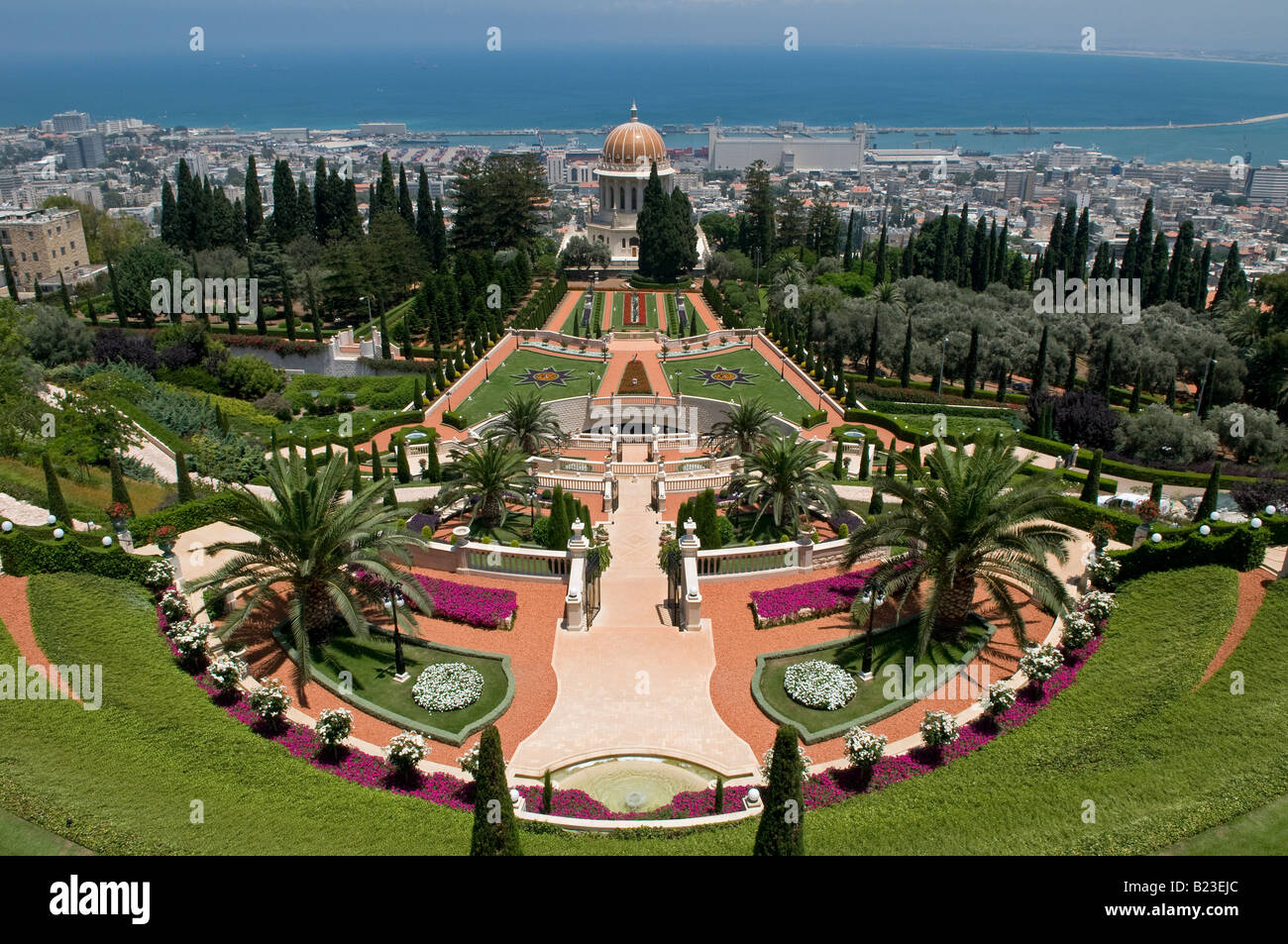 Blick nach unten auf die oberen Terrassen des Schreins des Bab-Gründers des Bábí-Glaubens auf dem Berg Carmel in der Stadt Haifa, Israel Stockfoto