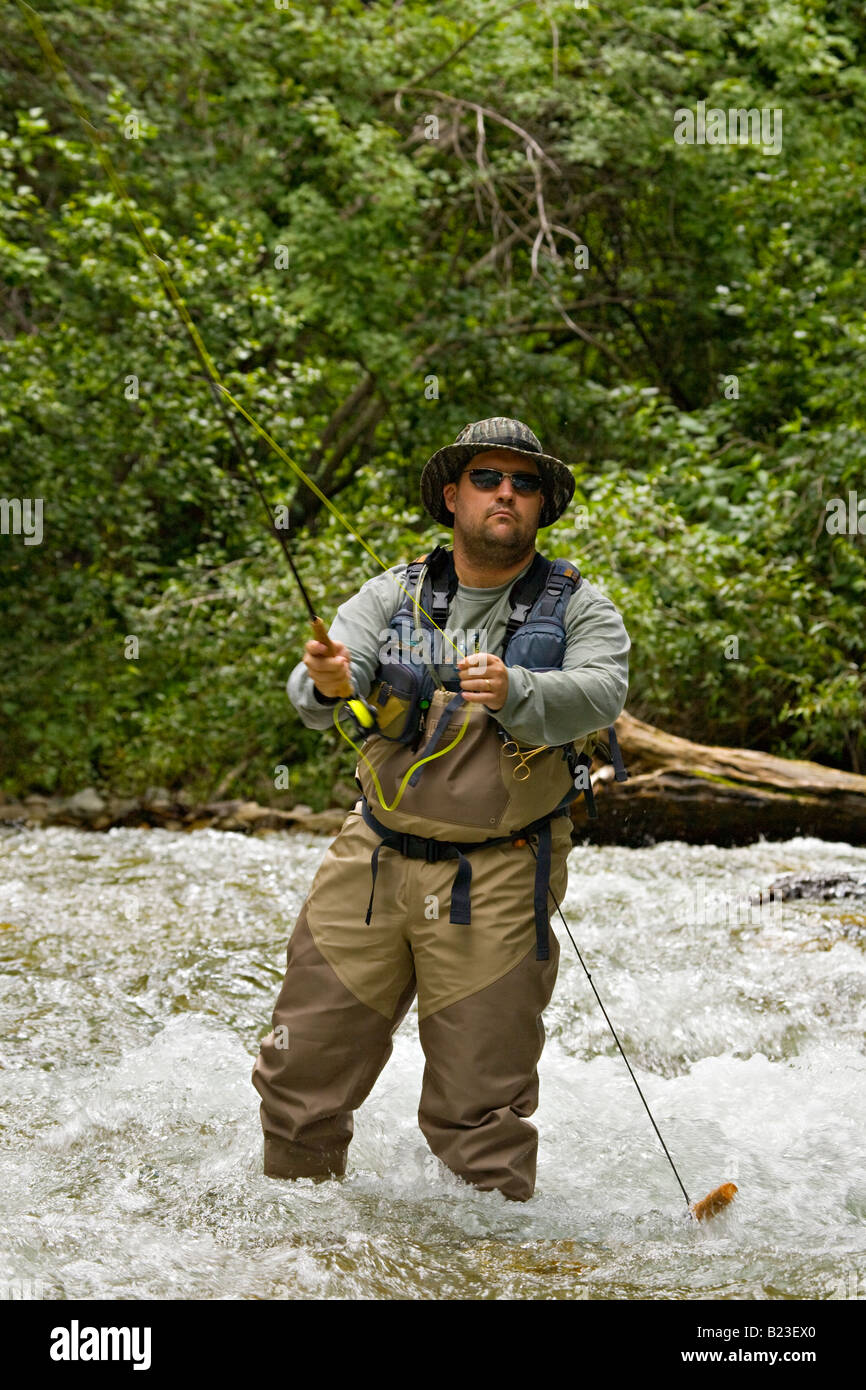 Man Fliege Fischen in den Rio Hondo in der Nähe von Taos New Mexico Stockfoto