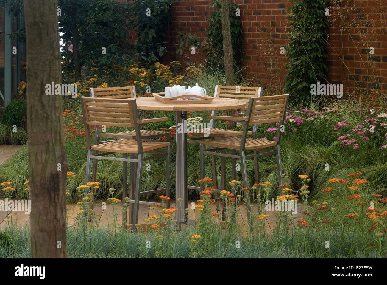 Gemüsegarten - Zeder Kindergarten, Daily Mail Gartenpavillon, 2008 Hampton Court Flower Show, England. Designer: Tim Sharples Stockfoto