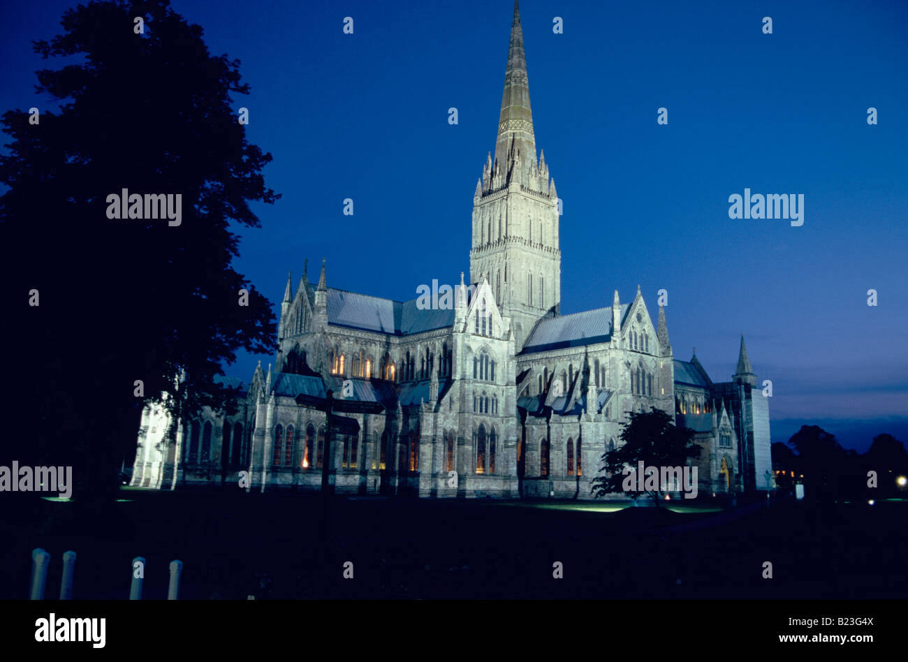 Beleuchtete Kathedrale von Salisbury an der Nacht Wiltshire in England Stockfoto