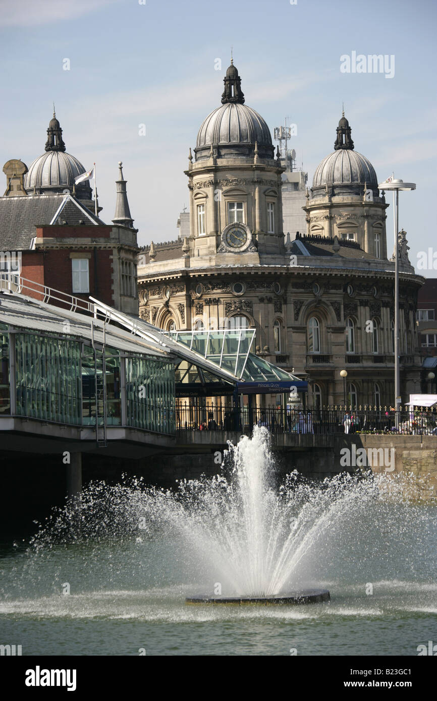Stadt von Kingston upon Hull, England. Die Fürsten Quay Einkaufszentrum mit dem Turm des Schifffahrtsmuseums im Hintergrund. Stockfoto