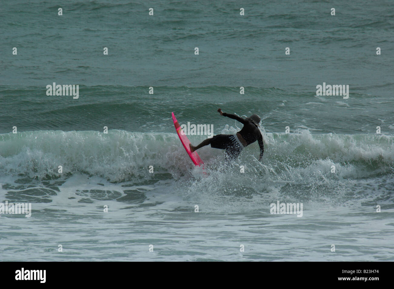 Surfen die Wellen am Kalim Beach, nördlich von Patong, Phuket, thailand Stockfoto