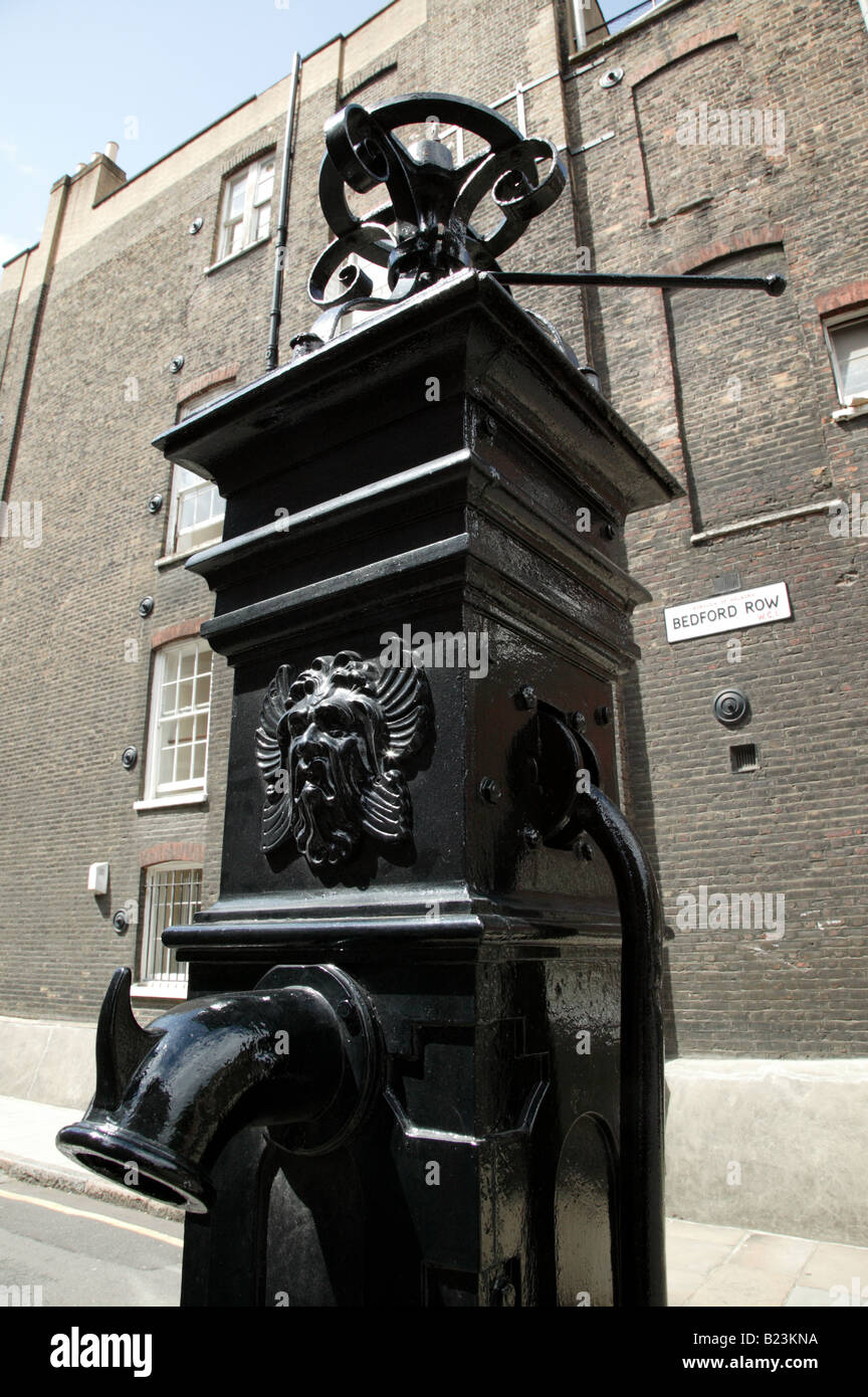 Nahaufnahme einer alten Gusseisen-Wasserpumpe in Bedford Row, Holborn Stockfoto