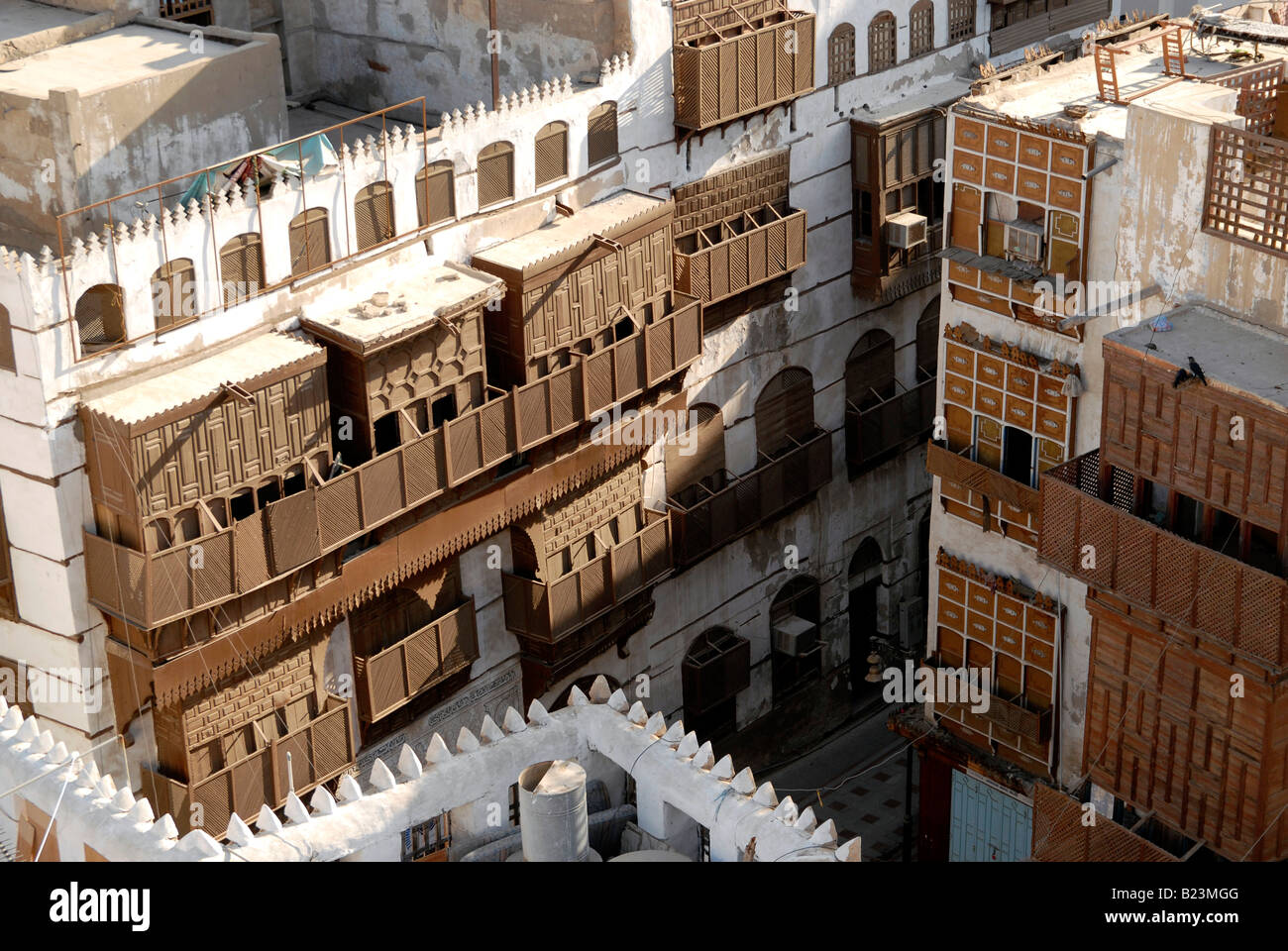 Alte Häuser der Kaufleute mit traditionellen hölzernen Fensterläden in alten Jeddah Saudi Arabien Stockfoto