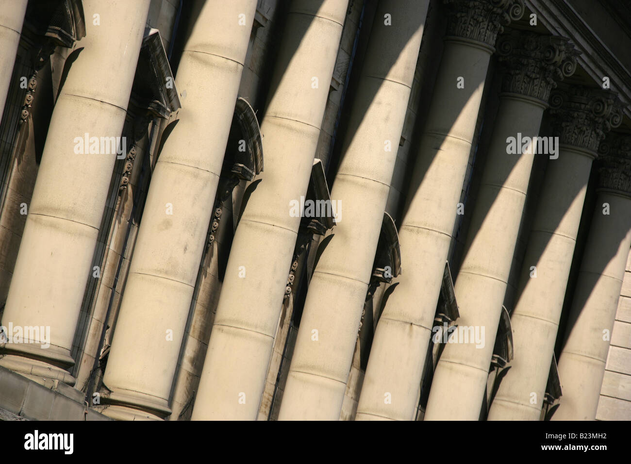Stadt von Kingston upon Hull, England. Seitlicher Blick auf die architektonischen Spalten von Hull Guildhall hautnah. Stockfoto
