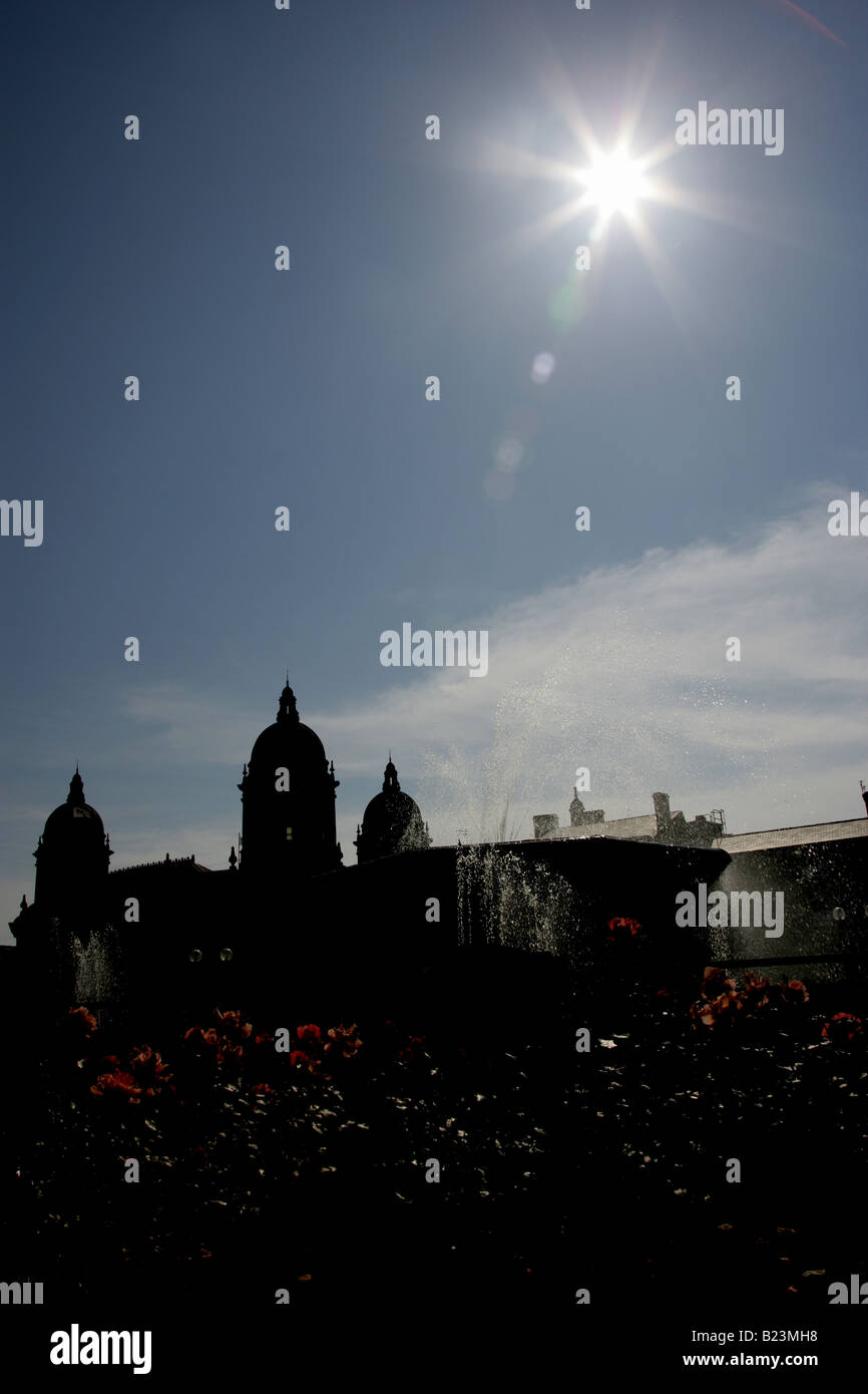 Stadt von Kingston upon Hull, England. Silhouette Blick auf den Wasserbrunnen in Hull Königin Gärten. Stockfoto