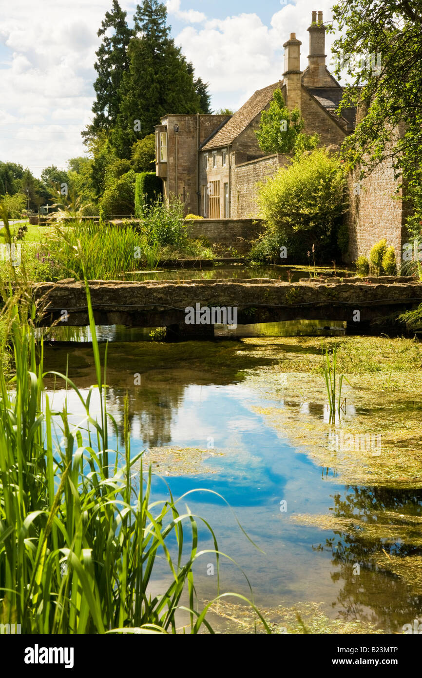 Das Kind Häuser Themse fließt vorbei an Cotswold Stein Land im Dorf von Ashton Keynes, Wiltshire, England, UK Stockfoto