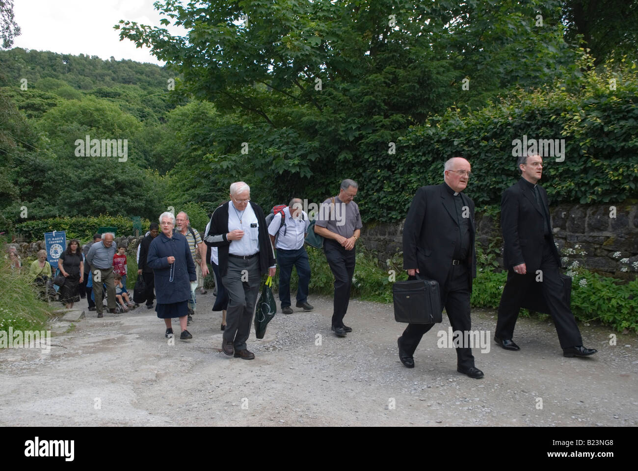 Katholische Pilgerreise Großbritannien. Pilger gehen zur Padley Chapel im Hope Valley, Grindleford Derbyshire Christianity in Großbritannien HOMER SYKES Stockfoto