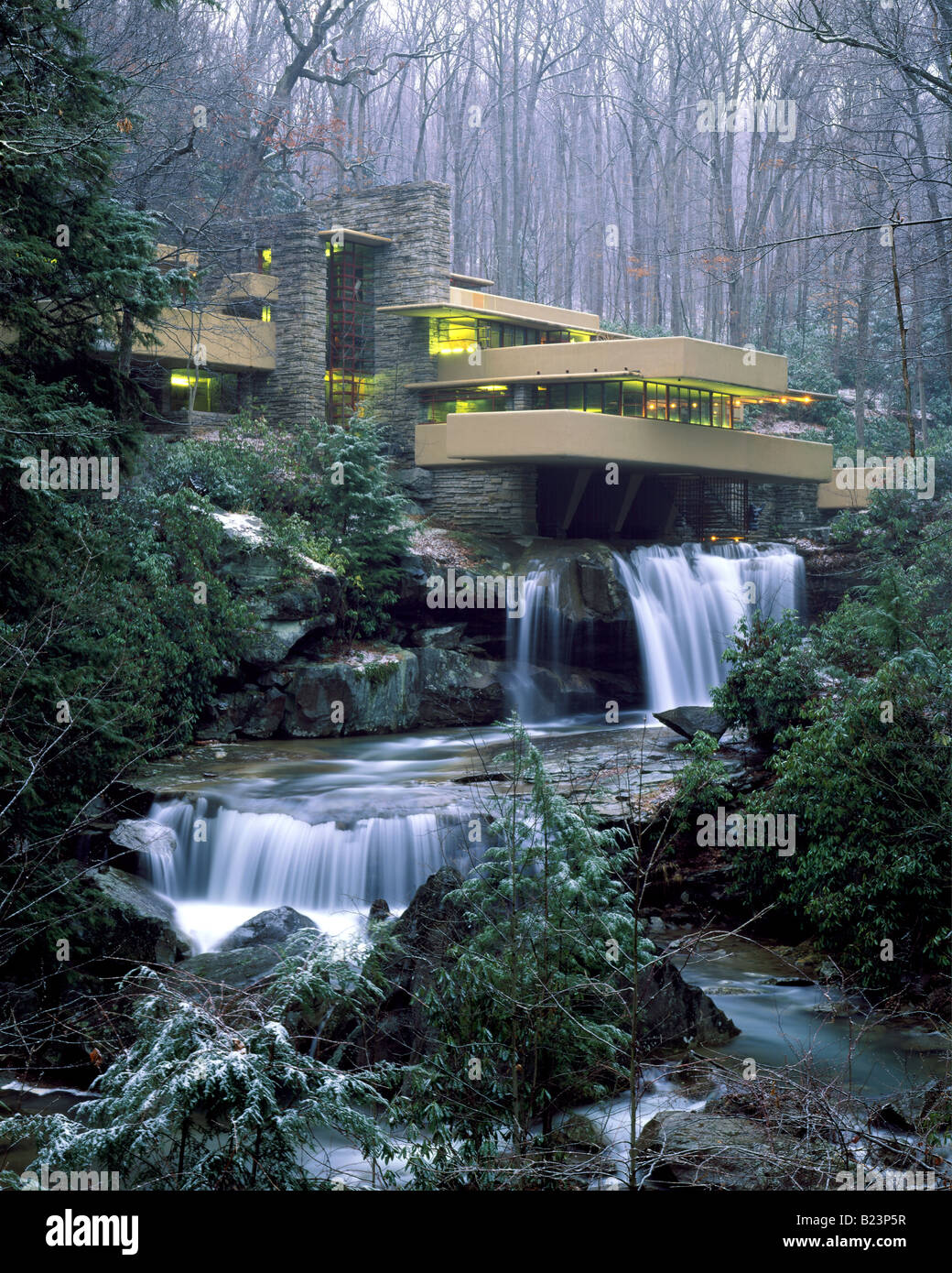 Winter Sonnenuntergang Blick auf Fallingwater, die 1936 entwarf Frank Lloyd Wright nach Hause zur Familie Kaufmann. Stockfoto