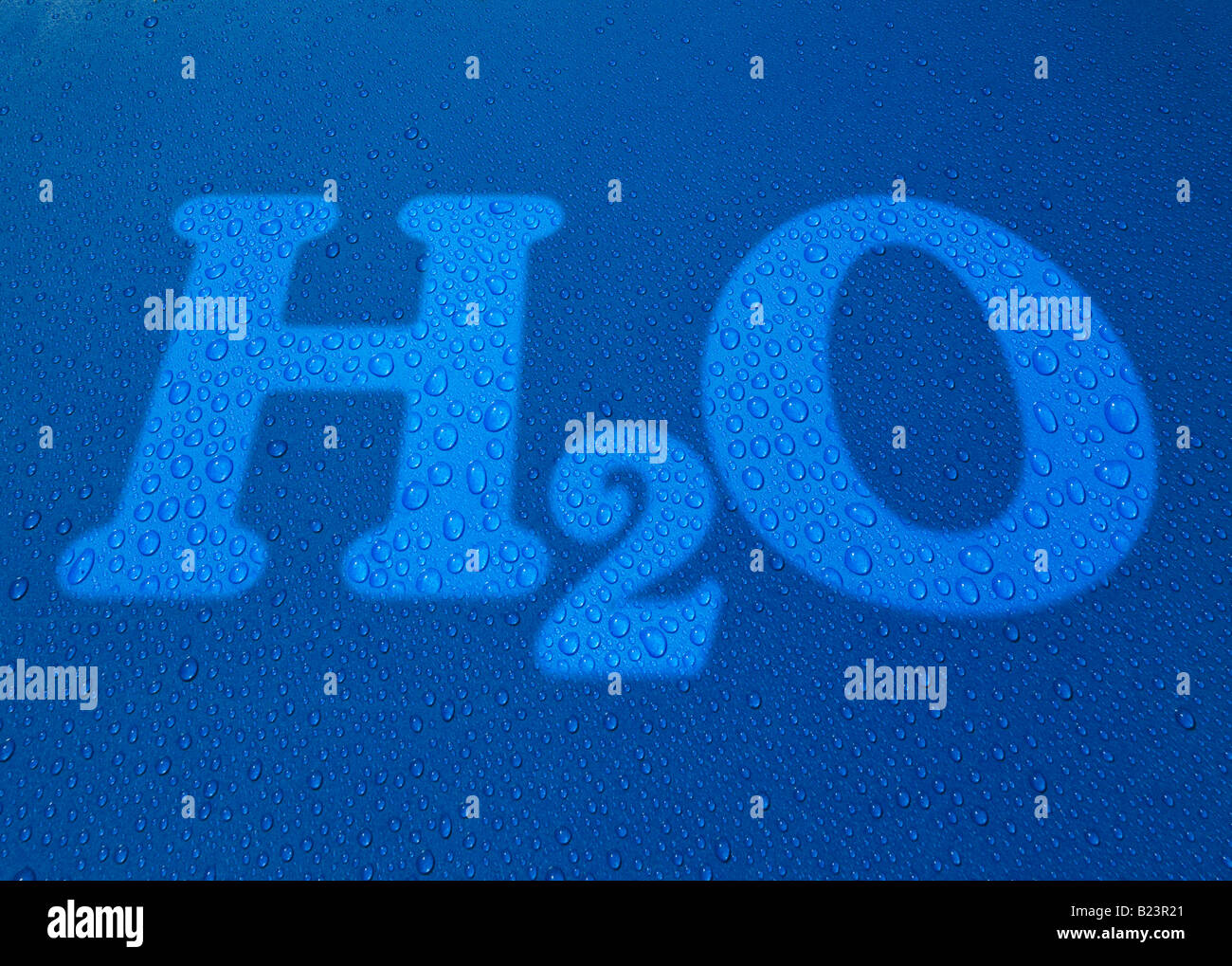 H2O Text Symbol Wassertropfen auf blauem Hintergrund Stockfoto