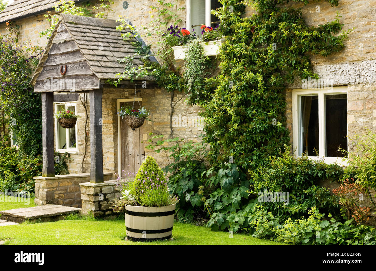 Ziemlich englischen Landhaus in Cotswold Dorf von Ashton Keynes, Wiltshire, England, Großbritannien Stockfoto