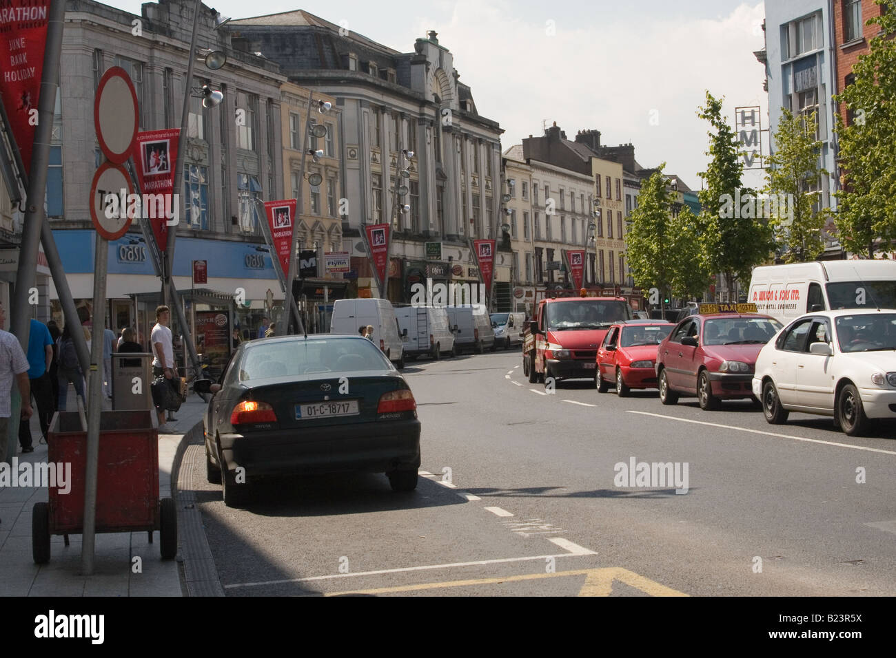 Bunte Fahnen säumen die Streetsof aus Kork, die Verwaltung und Bevölkerung Zentrum des County Clare, Irland Stockfoto