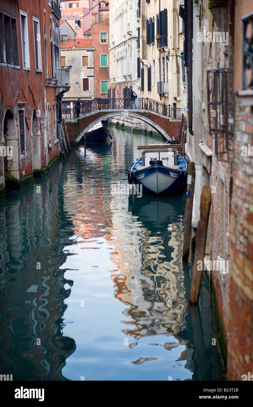 Blick auf einen kleinen Kanal in Venedig Italien Stockfoto