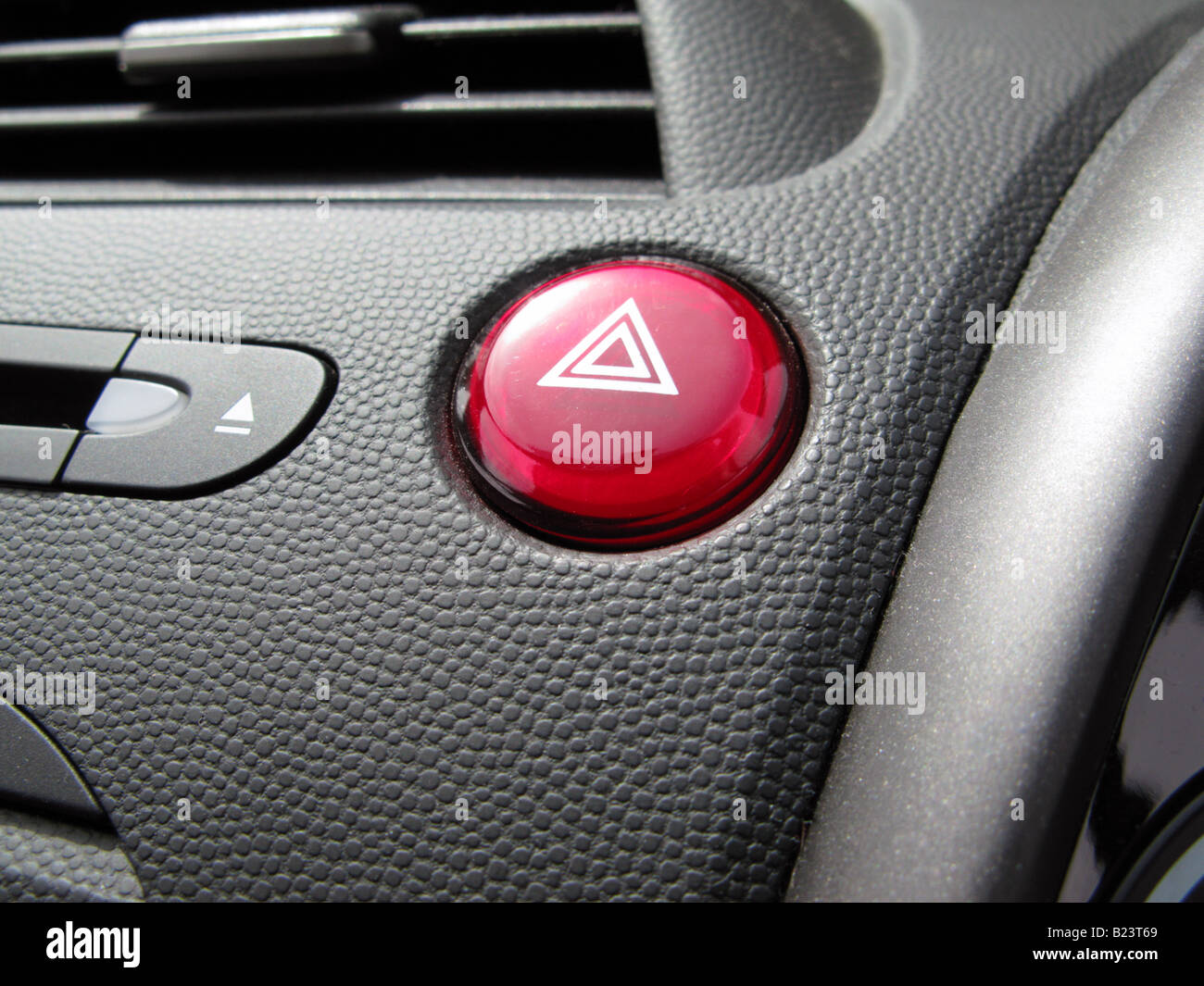 Rote Gefahr Warnung light-Taste am Armaturenbrett des Honda civic Stockfoto