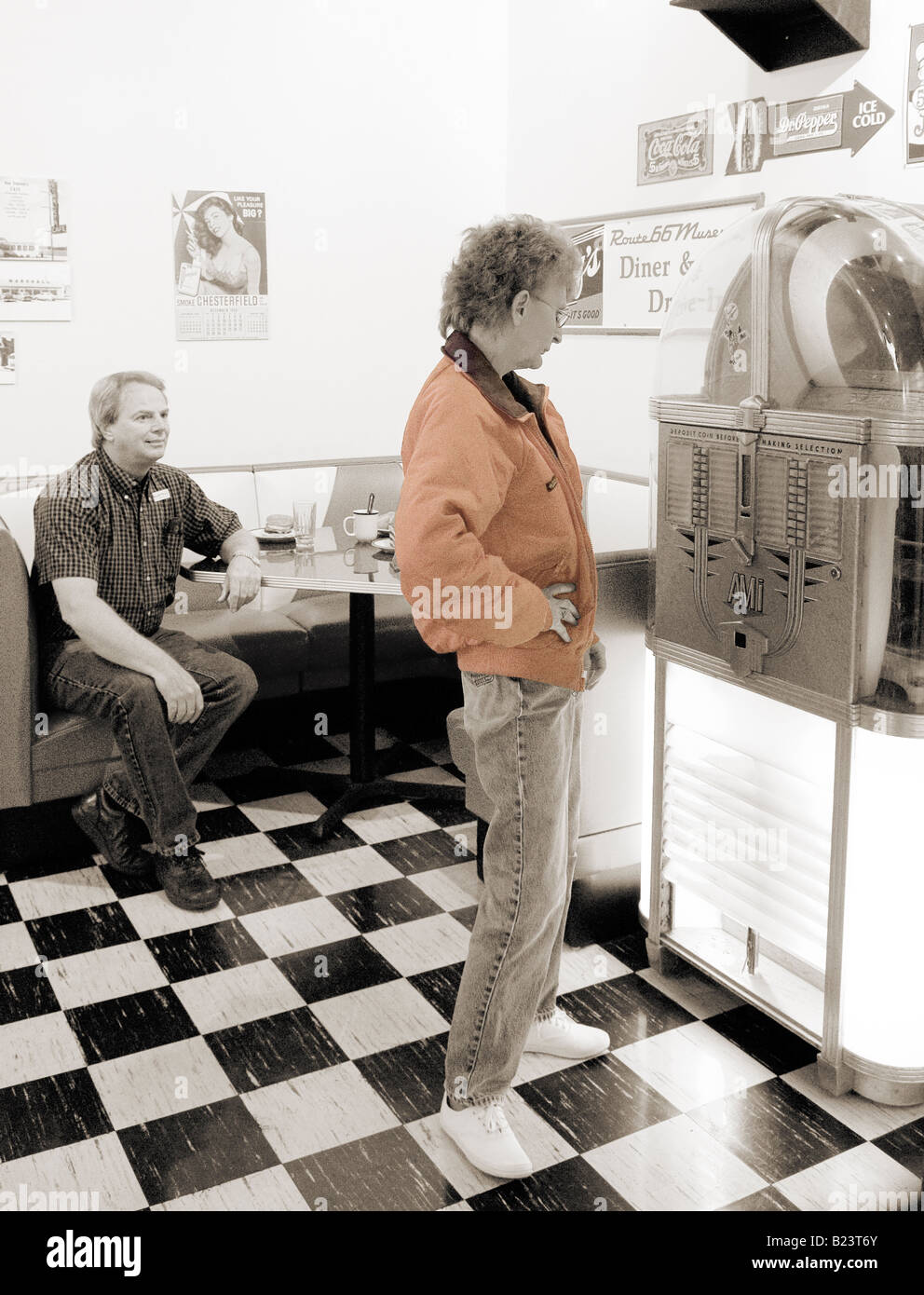 Kaukasische paar 55 bis 60 auf Soda Shop Display an der Route 66 Museum Clinton OK USA Stockfoto