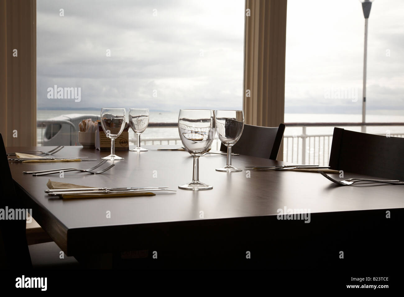 Leere Tabelle Einstellung in West Quay Restaurant am Bournemouth Pier, England, UK. Stockfoto