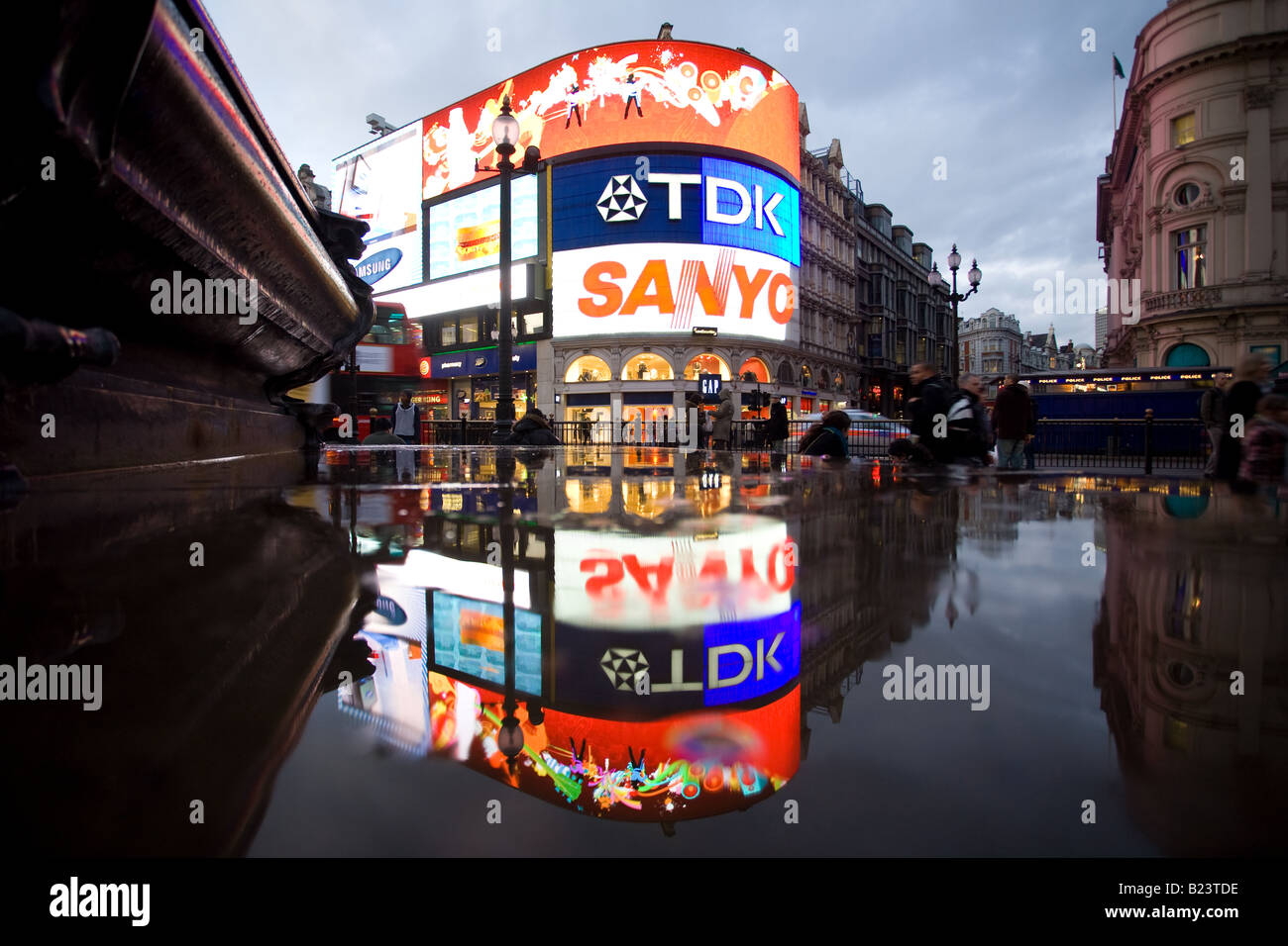 Gebäude reflektieren in den Pfützen nach dem Regen am Piccadilly Circus. Stockfoto