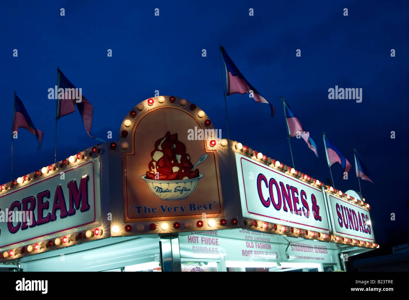 Getränkestand am Verkauf Eistüten Kirmes und Eisbecher Stockfoto