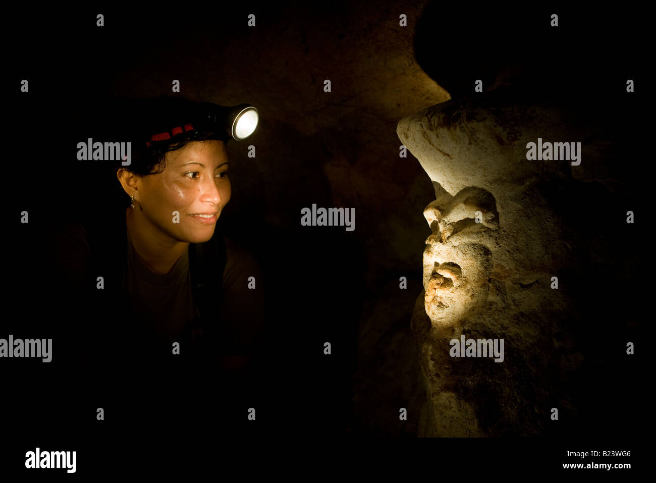 Maya-Figur in unterirdischen Höhle, Belize. Stockfoto