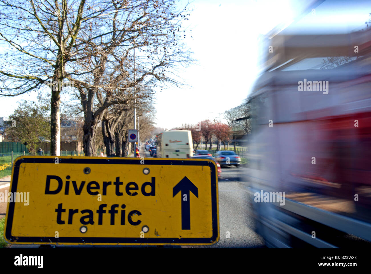 gelbe und schwarze Verkehrsschild zeigt eine Route für den umgeleiteten Verkehr, LKW, in Twickenham, England vorbei Stockfoto