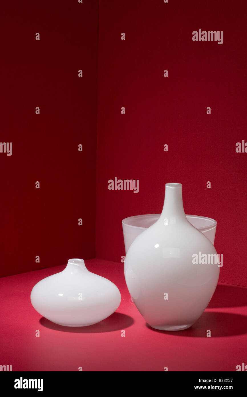 drei weiße Vasen auf rote Oberfläche Stockfoto